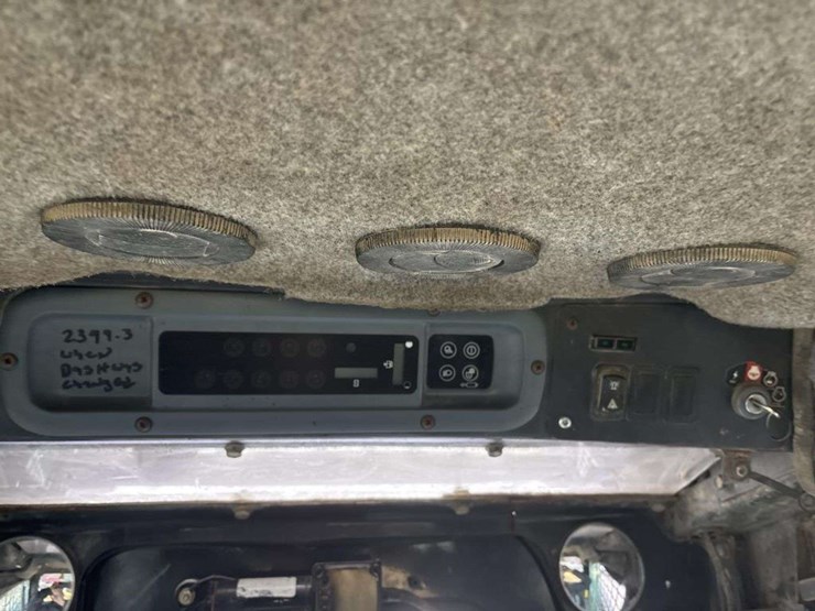 new-holland-c185-image-26