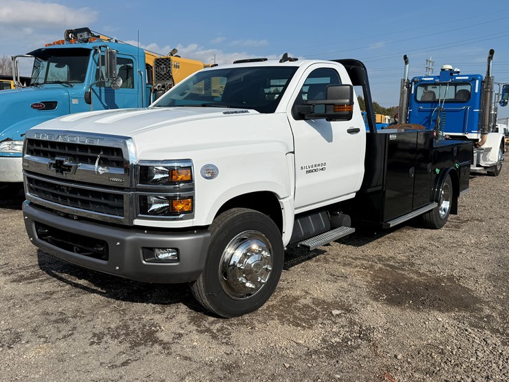 #114-•-2023-chevrolet-5500hd-service-truck-image-1