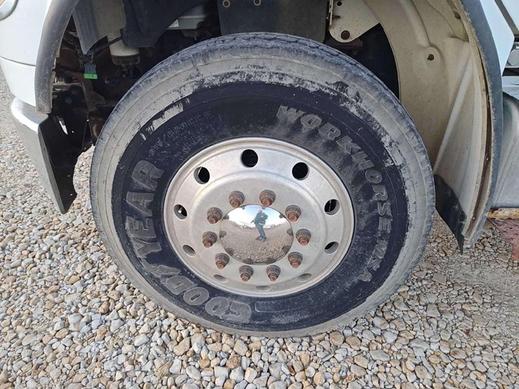 2014-freightliner-m2-106-image-62