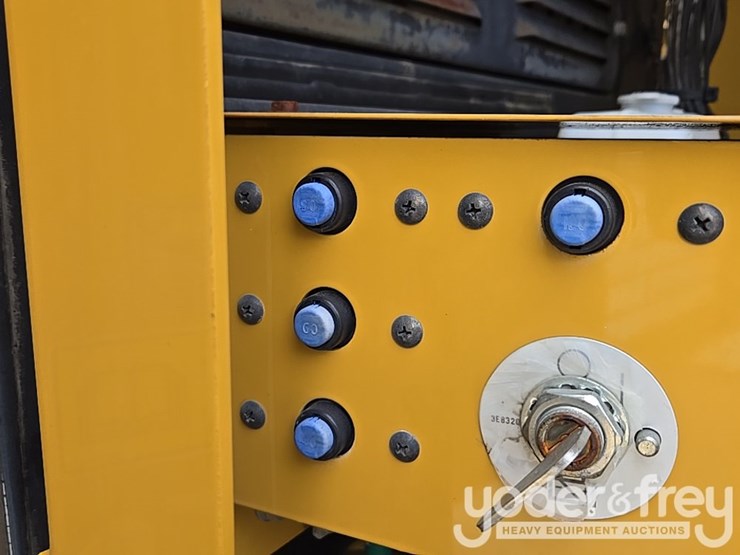 2016-caterpillar-312fgc-image-94