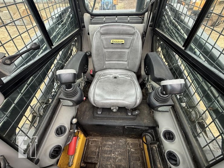 new-holland-l220-image-11