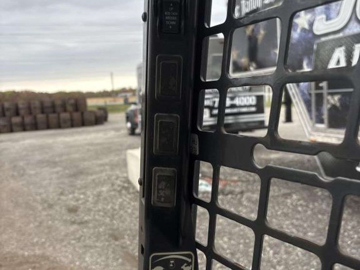 2016-bobcat-t740-image-18