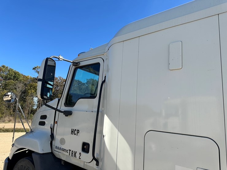 #33701-•-2011-mack-cxu-sleeper-truck-tractor-1m1aw09y4bm013132-image-33