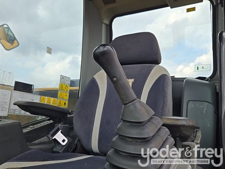 2016-caterpillar-312fgc-image-100