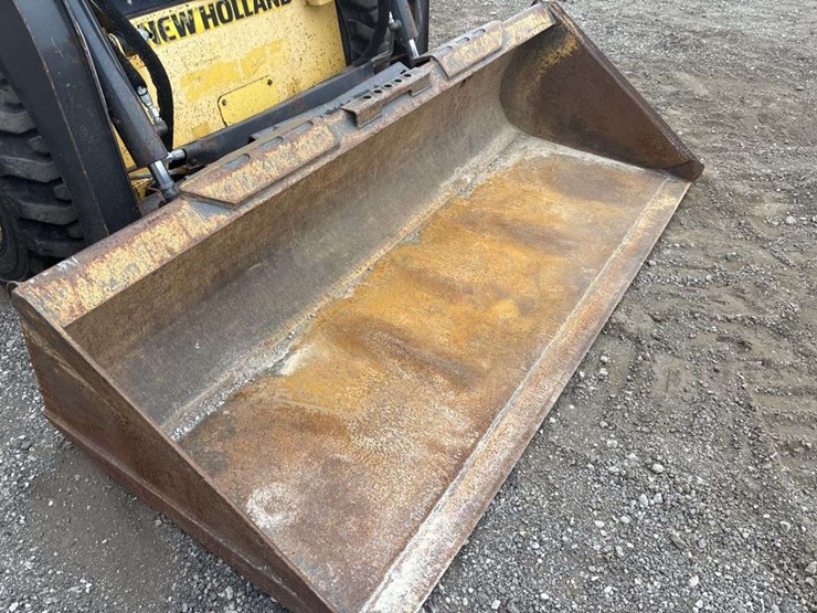 new-holland-l216-image-14