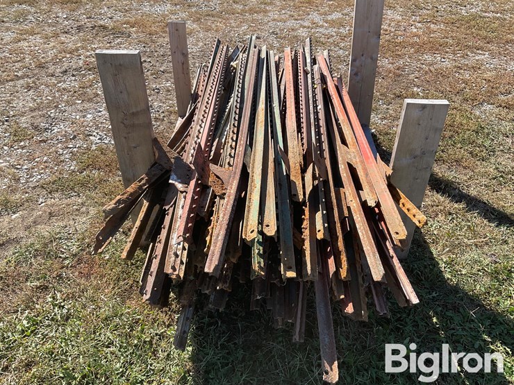 pallet-of-steel-fence-posts-image-8