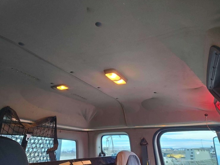 2014-freightliner-m2-106-image-44