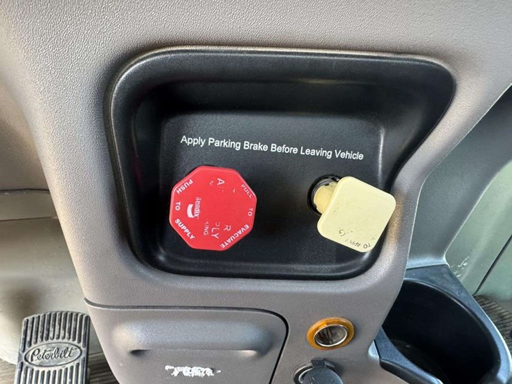 2014-peterbilt-386-image-34