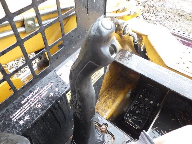 2011-deere-315-image-23