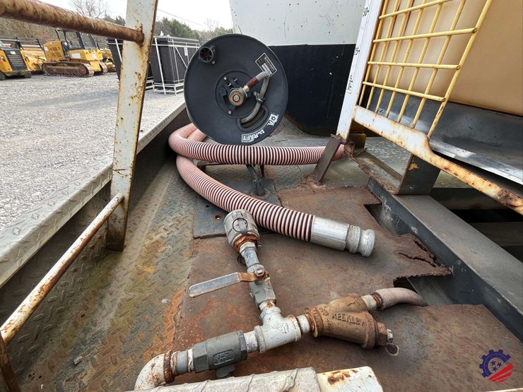 2005-freightliner-m2-business-class-s/a-water-truck-image-39