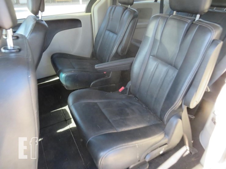 2012-chrysler-town-&-country-image-9