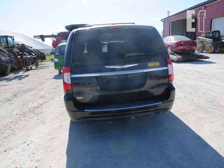 2012-chrysler-town-&-country-image-6