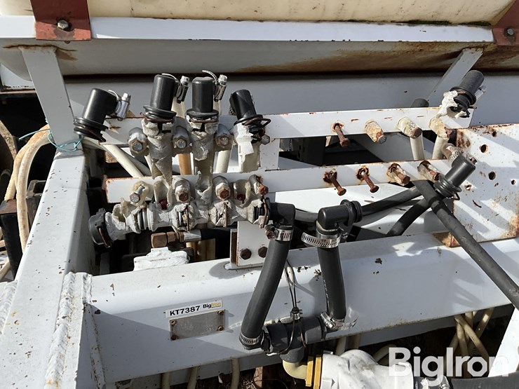 unverferth-8r30-fertilizer-applicator-image-12