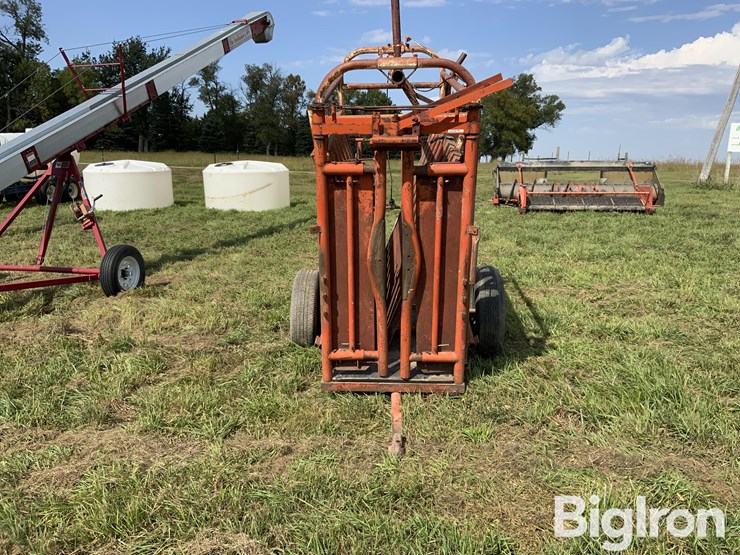 pinkleman-portable-cattle-chute-image-2