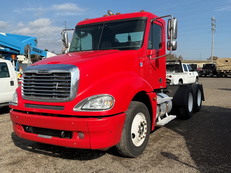 #113-•-2005-freightliner-columbia-tandem-axle-road-tractor-image-1