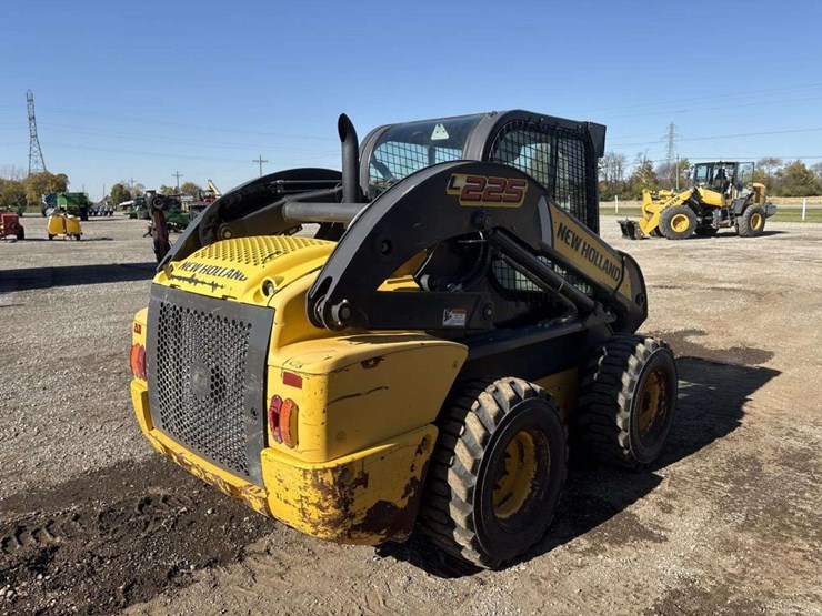 2012-new-holland-l225-image-4