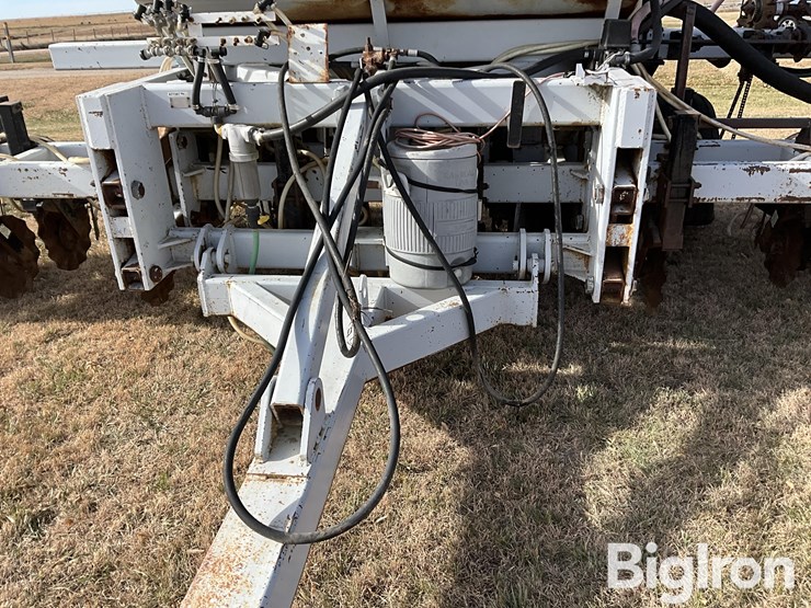 unverferth-8r30-fertilizer-applicator-image-10