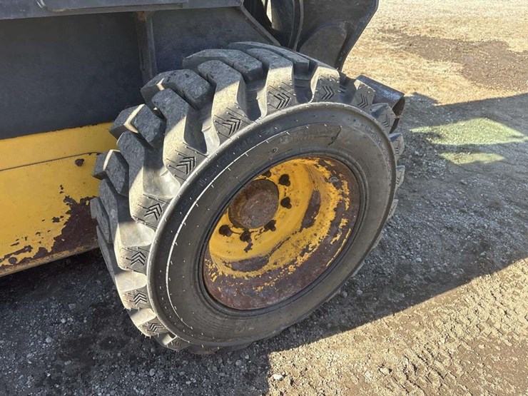 2012-new-holland-l225-image-10