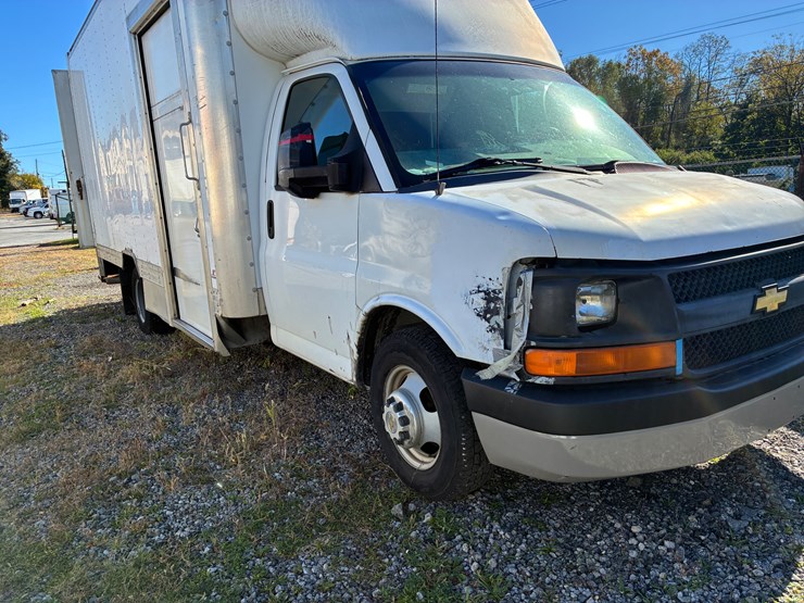 #48-•-2014-chevrolet-14’-box-truck-image-2