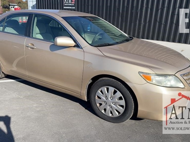 2010-toyota-camry-le-image-1