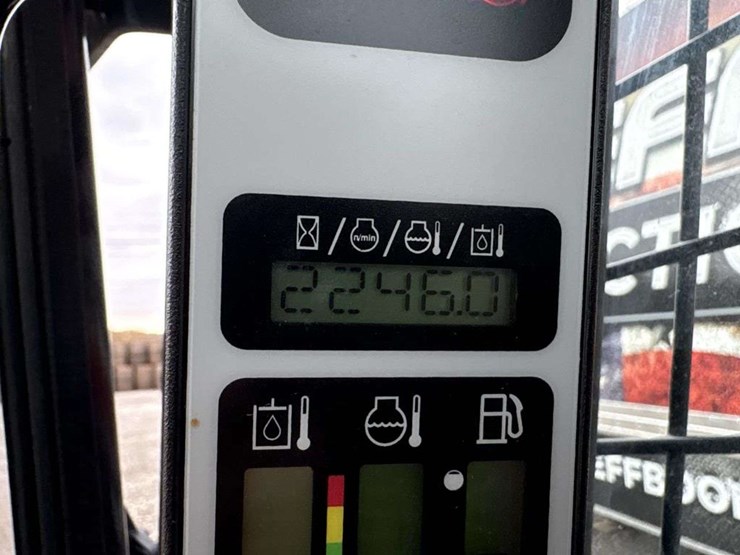 new-holland-l216-image-37