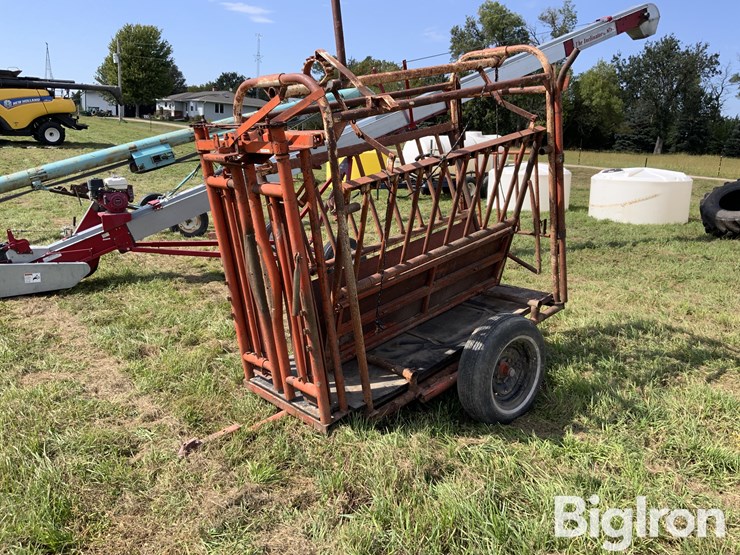 pinkleman-portable-cattle-chute-image-1