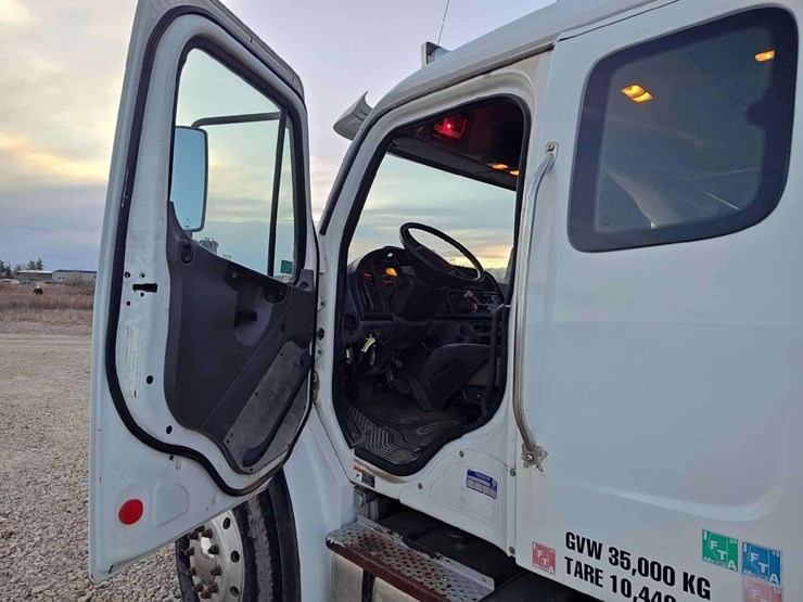 2014-freightliner-m2-106-image-36