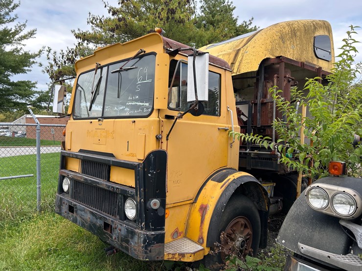#69-•-mack-truck-mb-yard-truck-image-1