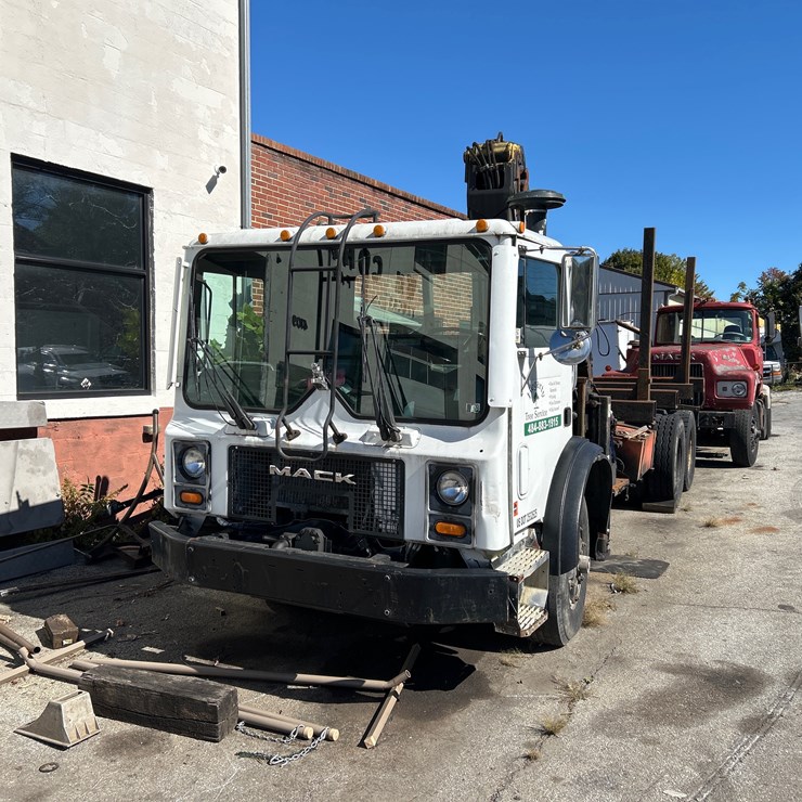 #52 A • 1998 Mack MR Logging Truck