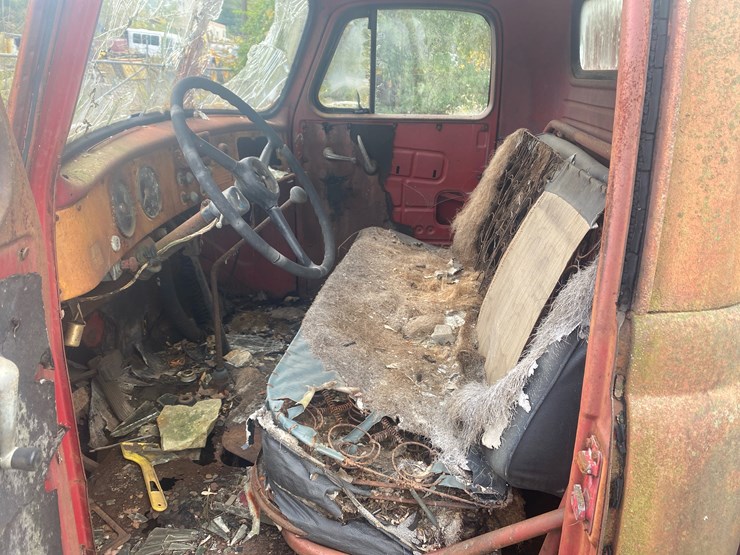 #70-•-1950's-international-wrecker-image-7