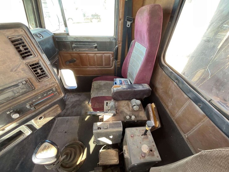 1995-freightliner-fld120-image-20