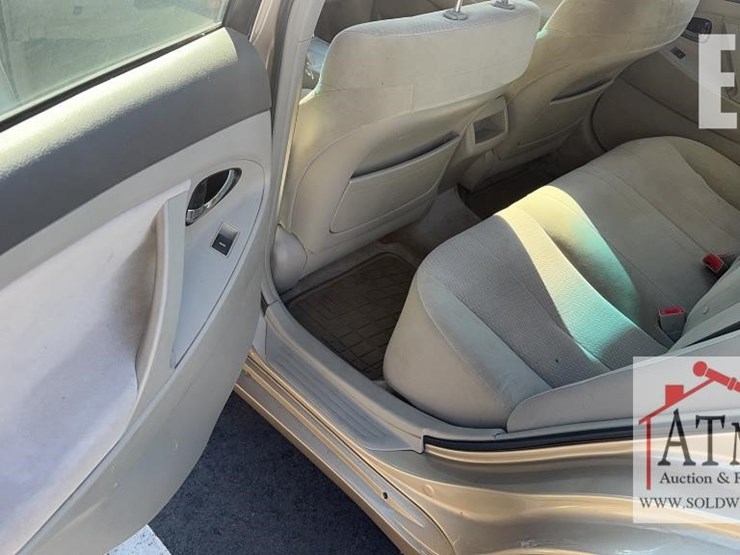 2010-toyota-camry-le-image-12