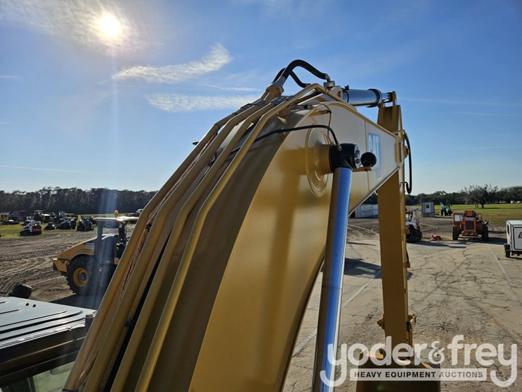 2019-caterpillar-320-image-34