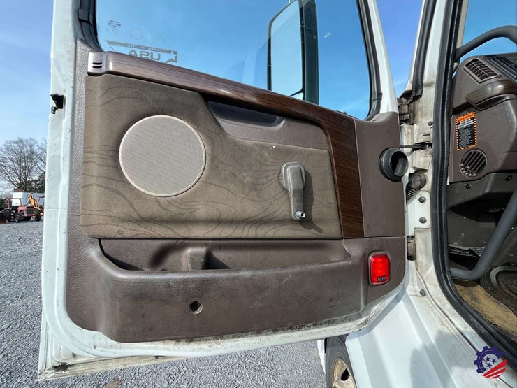 2016-volvo-d11-s/a-truck-tractor-image-54