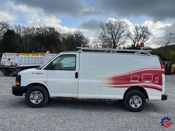 2012-chevrolet-express-van-image-2