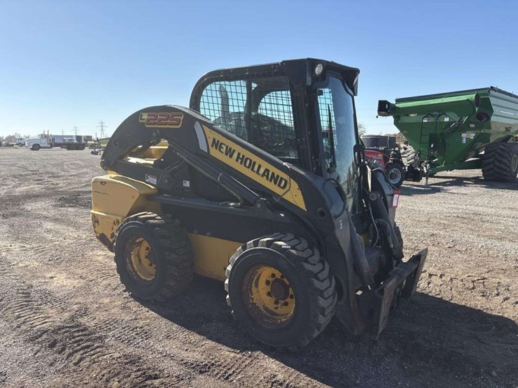 2012-new-holland-l225-image-5