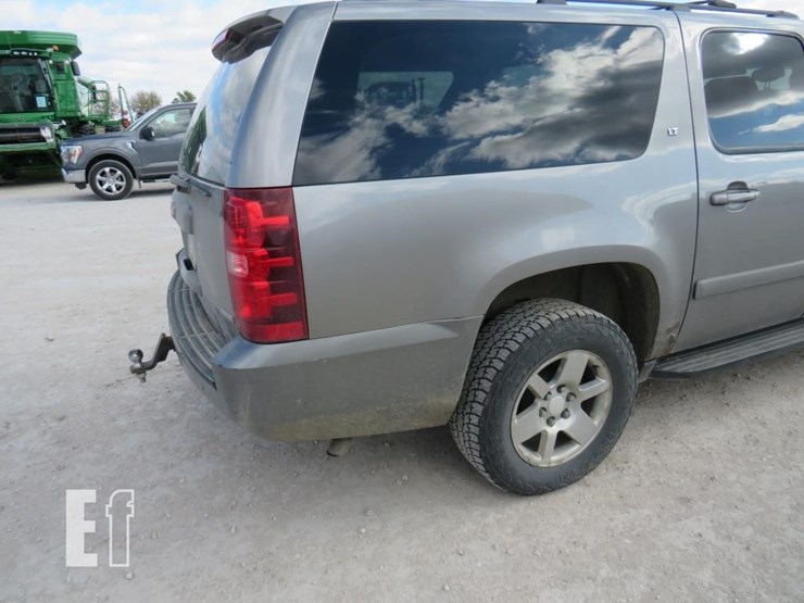 2008-chevrolet-suburban-image-6