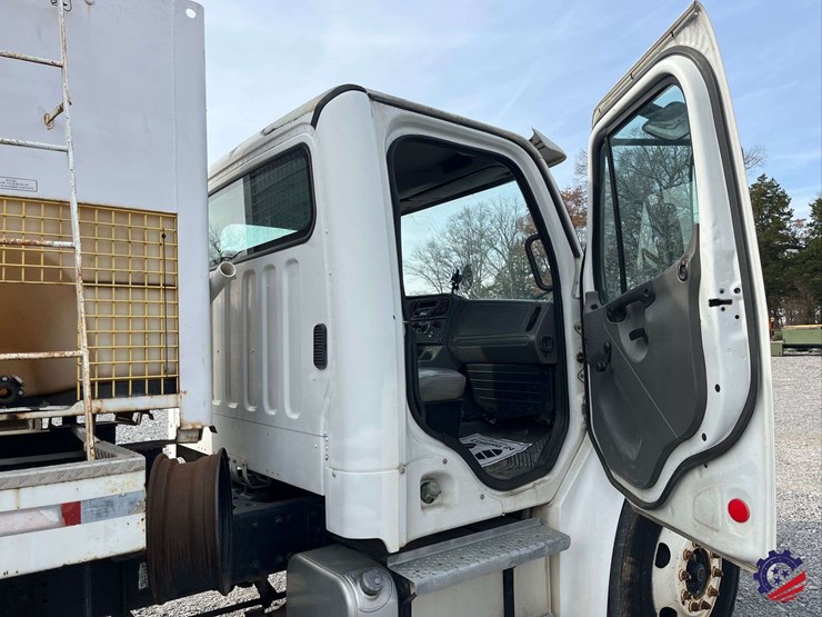 2005-freightliner-m2-business-class-s/a-water-truck-image-49