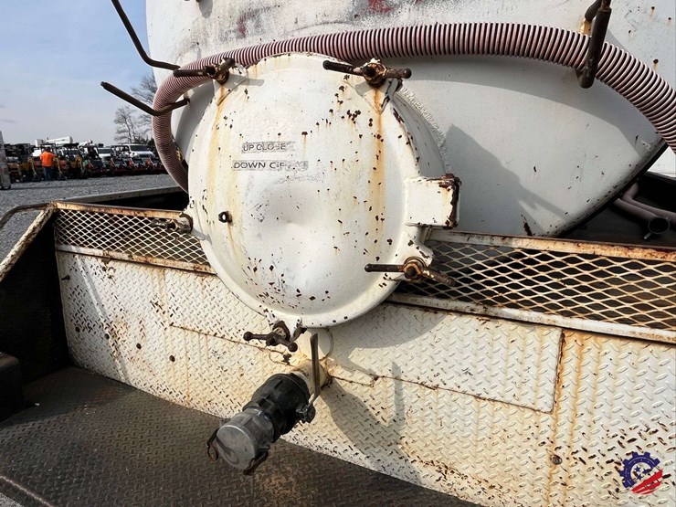 2005-freightliner-m2-business-class-s/a-water-truck-image-31