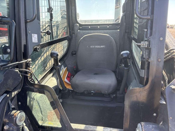 2012-new-holland-l225-image-14