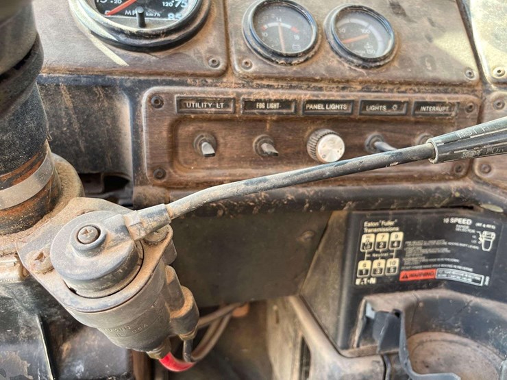 1995-freightliner-fld120-image-15