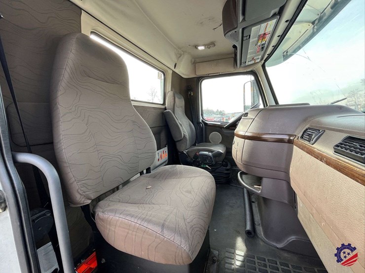 2016-volvo-d11-s/a-truck-tractor-image-48