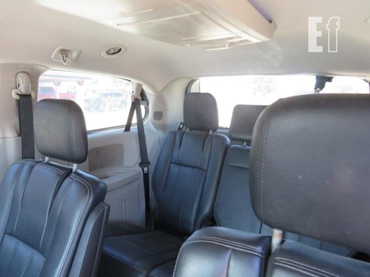 2012-chrysler-town-&-country-image-10