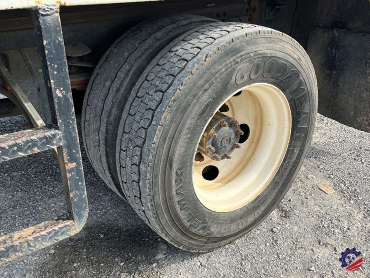 2005-freightliner-m2-business-class-s/a-water-truck-image-8