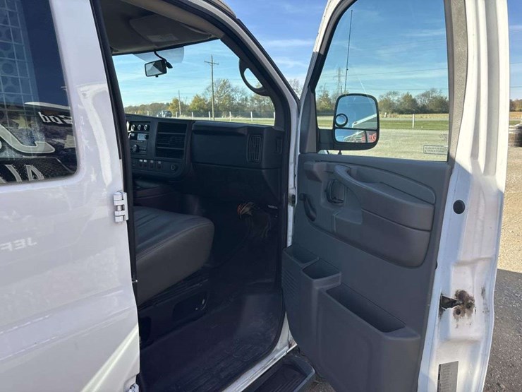 2013-chevrolet-2500-image-22