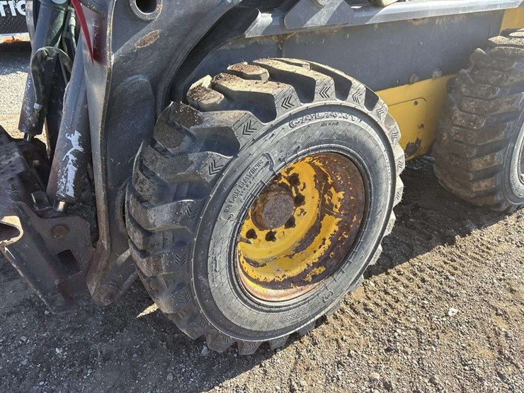 2012-new-holland-l225-image-7