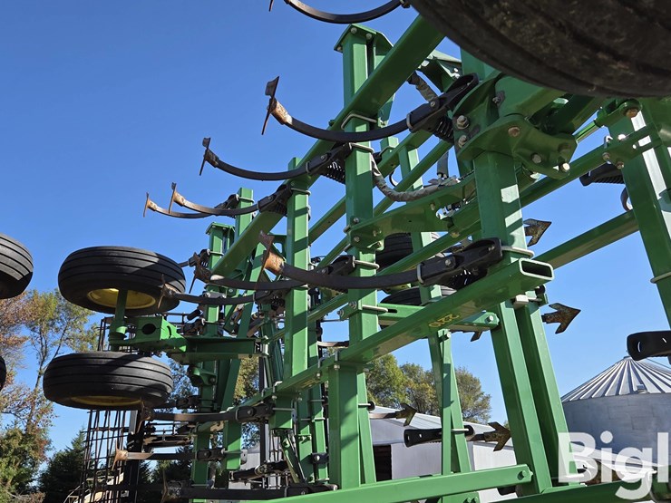 2014-john-deere-2210-image-16