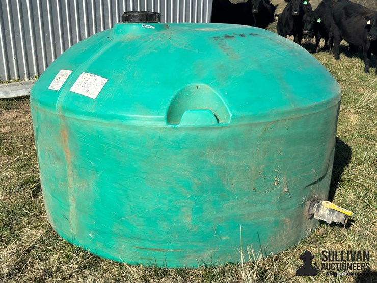 snyder-vertical-round-poly-tank-image-1