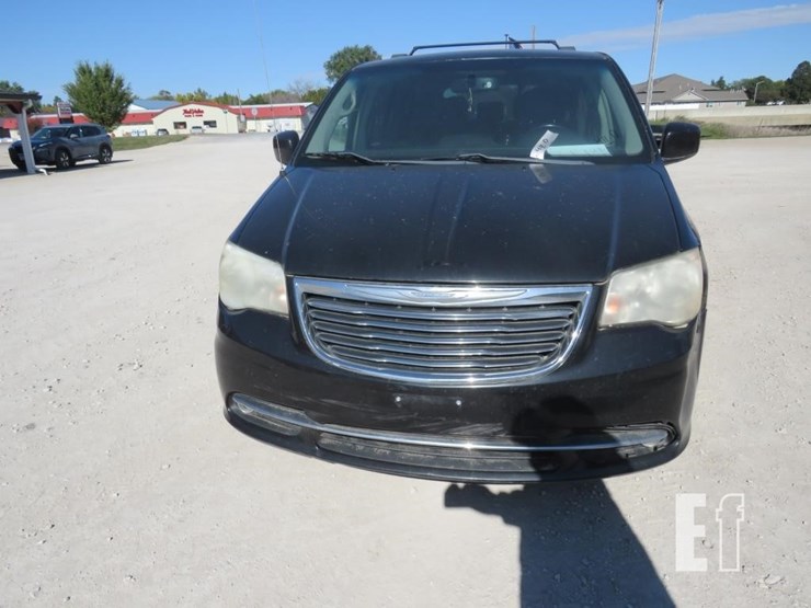 2012-chrysler-town-&-country-image-2