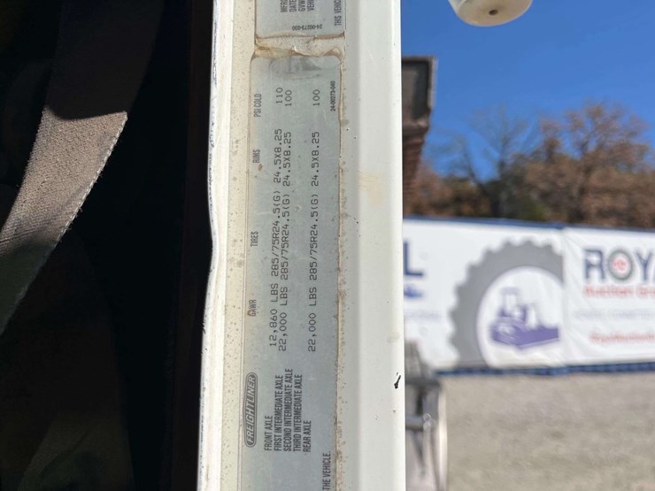 1995-freightliner-fld120-image-6